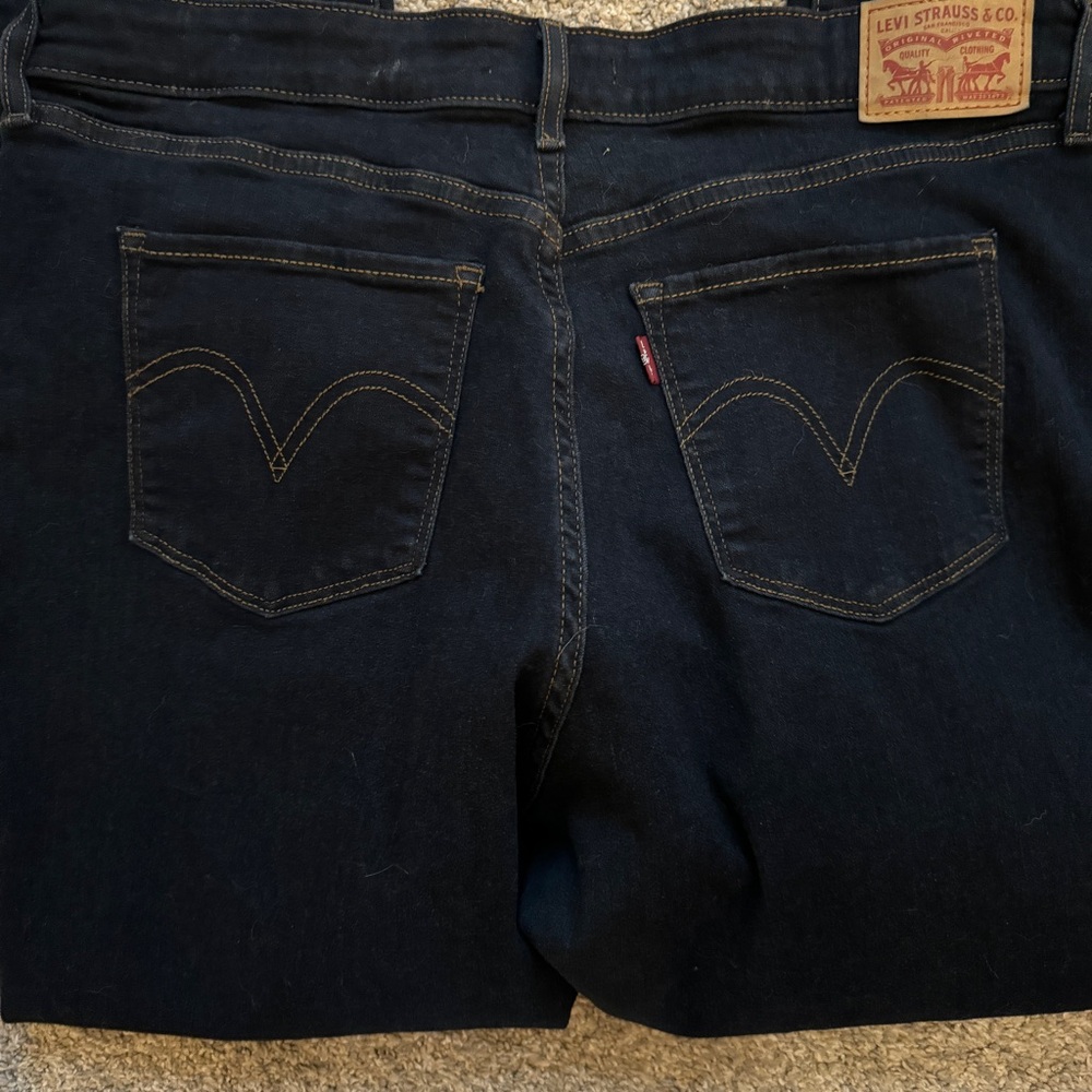 Levi’s classic mid-rise skinny women’s 33 (16) dark wash jeans